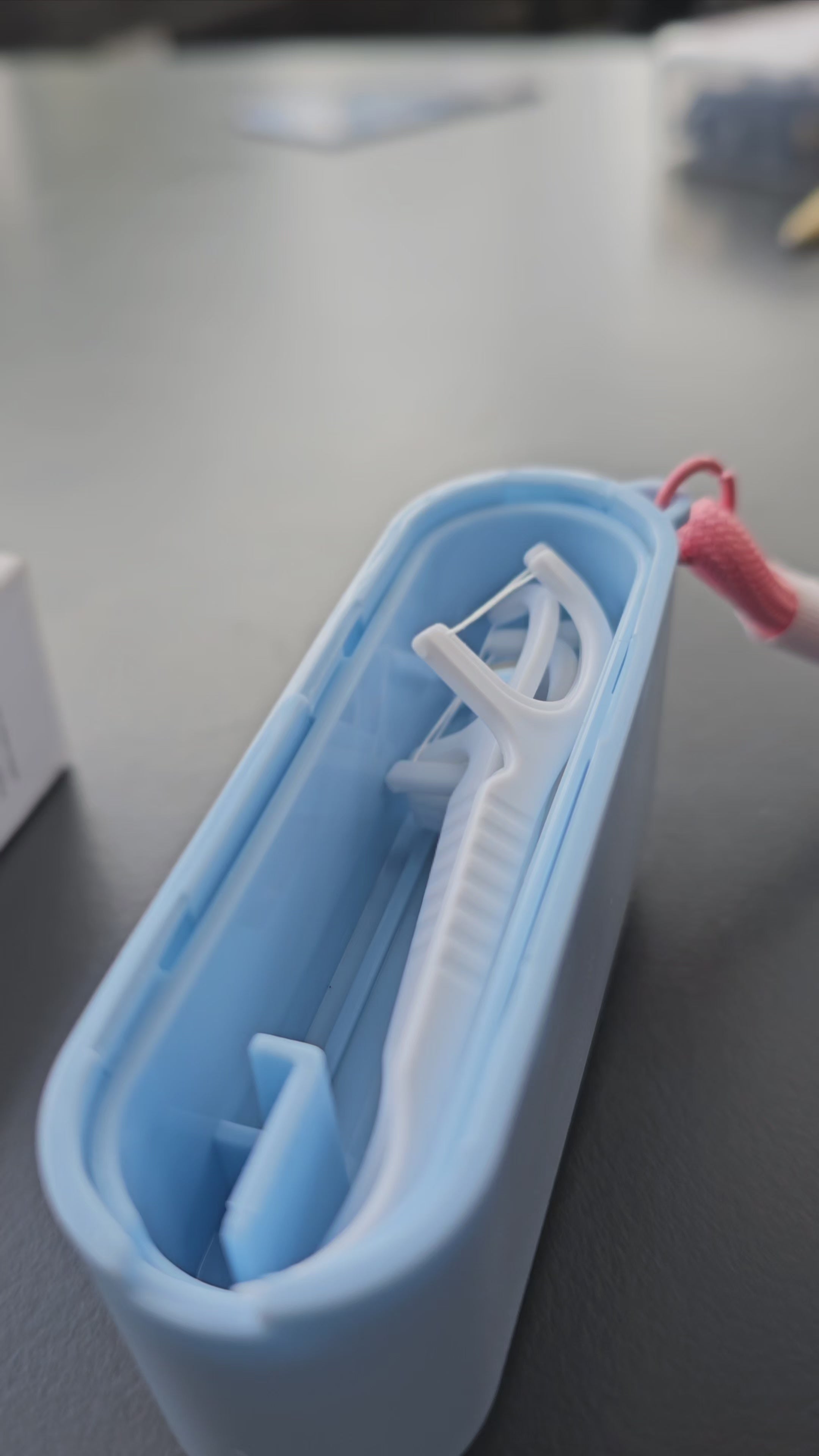 Dental Dispenser + pack of 100 dental floss